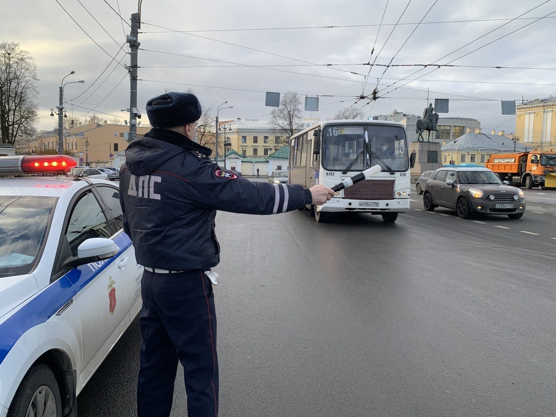 Гаи рязань. Профилактическая операция автобус СПБ. Сотрудник ГИБДД. Госавтоинспекция СПБ. Профилактическая операция автобус СПБ Петродворцовый район.