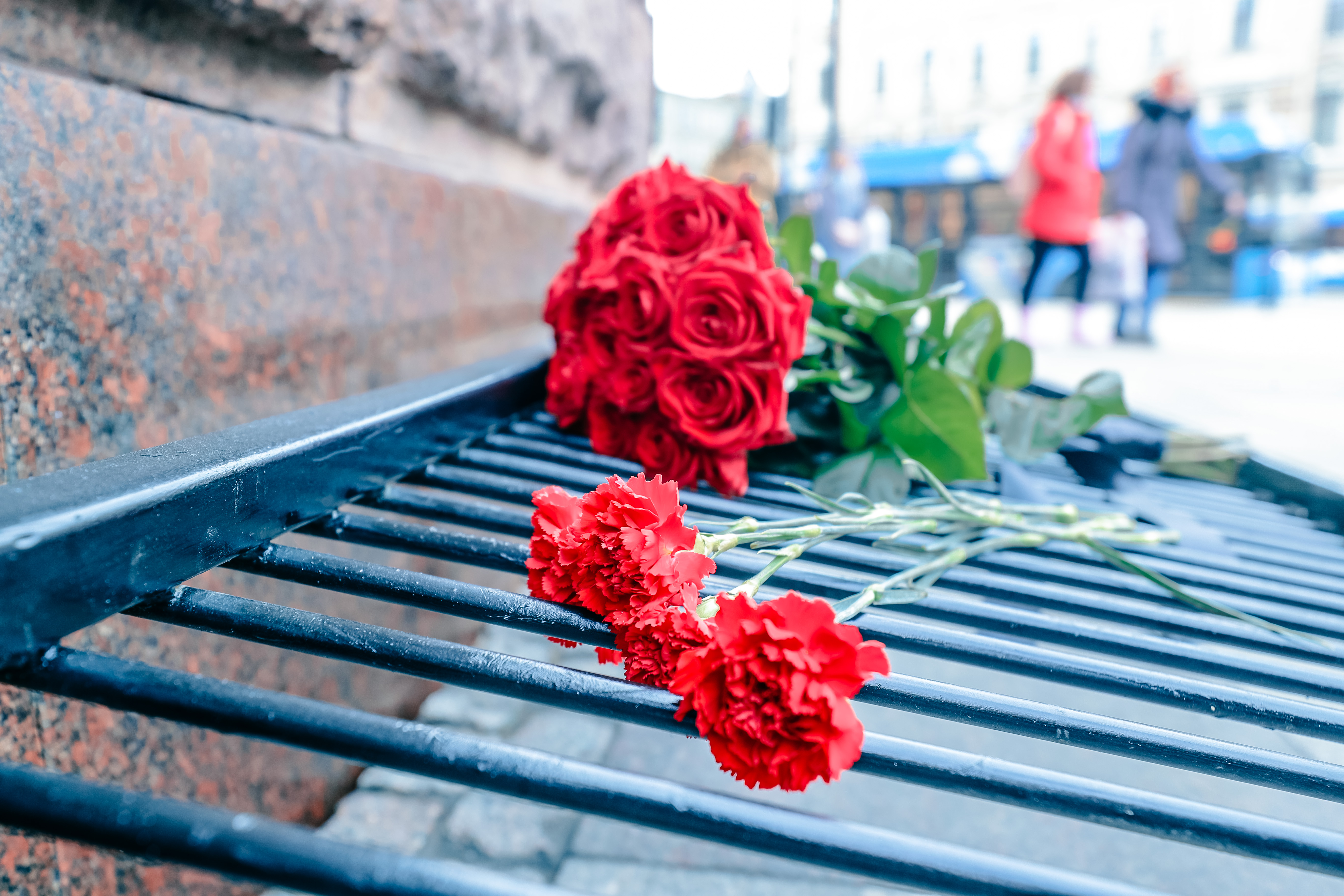 Почтут память. Беглов возложил цветы в метро СПБ. Увековечим Вашу память. Сегодня день памяти метро круто. Город не забыл тот день про теракт в метро.