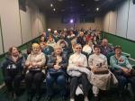 Жители округа в кинотеатре 