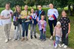 В преддверии Дня Государственного флага России жителям раздали небольшие флажки и буклеты